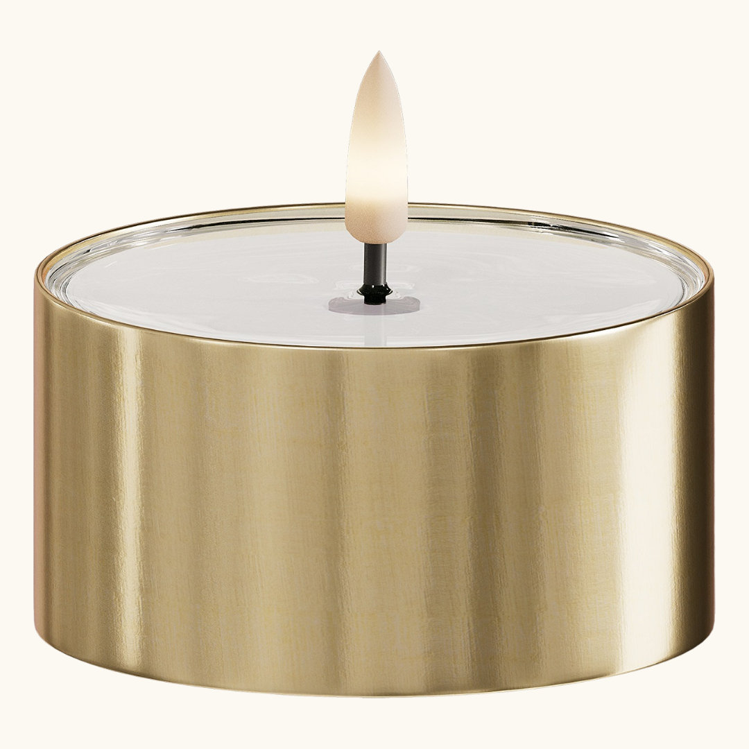 Rundt LED fyrfadslys med hvid flamme i blank guldfarvet metalholder