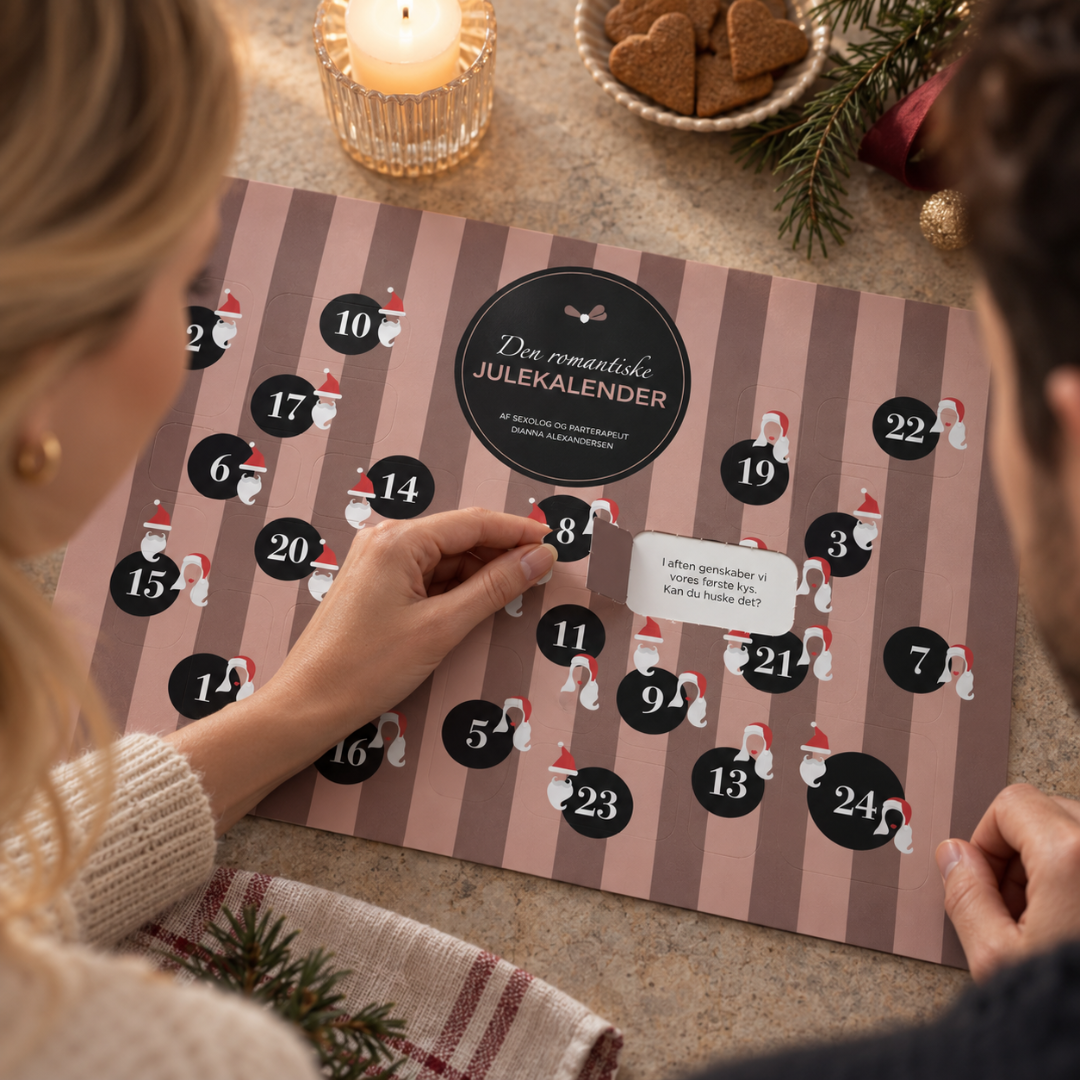 Den romantiske julekalender i rosa papir med 24 nummererede låger og julemands-ikoner