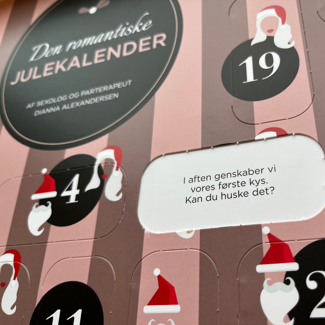 Rosa julekalender med 24 nummererede låger og romantiske aktivitetskort til par