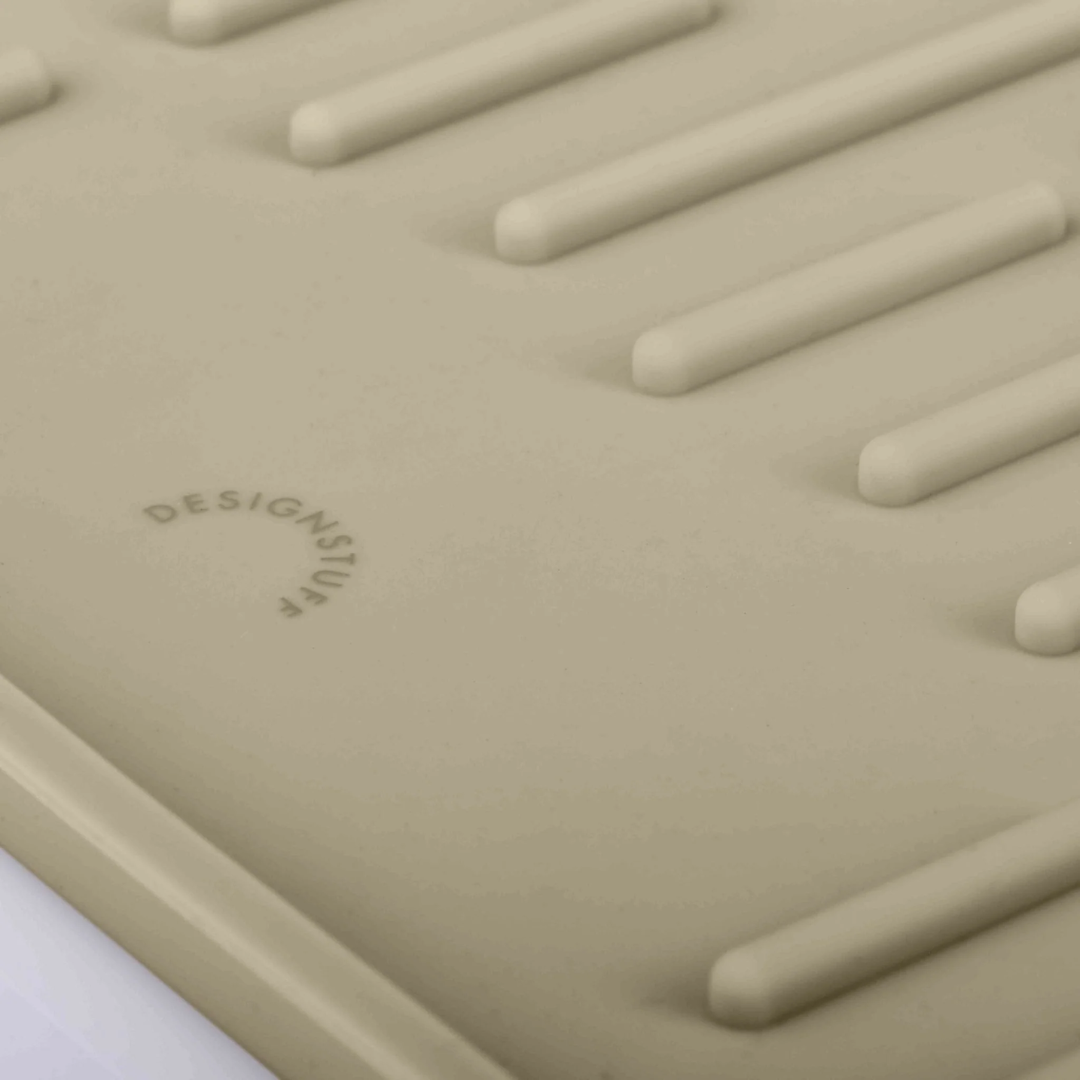 Sandfarvet foldbar silikone opvaskebakke med parallelle ribber og præget Designstuff-logo