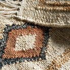 Køb Tæppe Kesh Beige | fra 919,00 | Flere størrelser | Fri fragt over 149 kr. | Hurtig levering | Dag til dag levering | House Doctor | Tæppe, Bomuldstæppe, Beige, Rød, Mønstret tæppe, Frynser, Tæppe med frynser