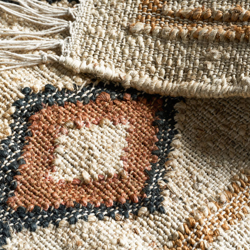 Køb Tæppe Kesh Beige | fra 919,00 | Flere størrelser | Fri fragt over 149 kr. | Hurtig levering | Dag til dag levering | House Doctor | Tæppe, Bomuldstæppe, Beige, Rød, Mønstret tæppe, Frynser, Tæppe med frynser