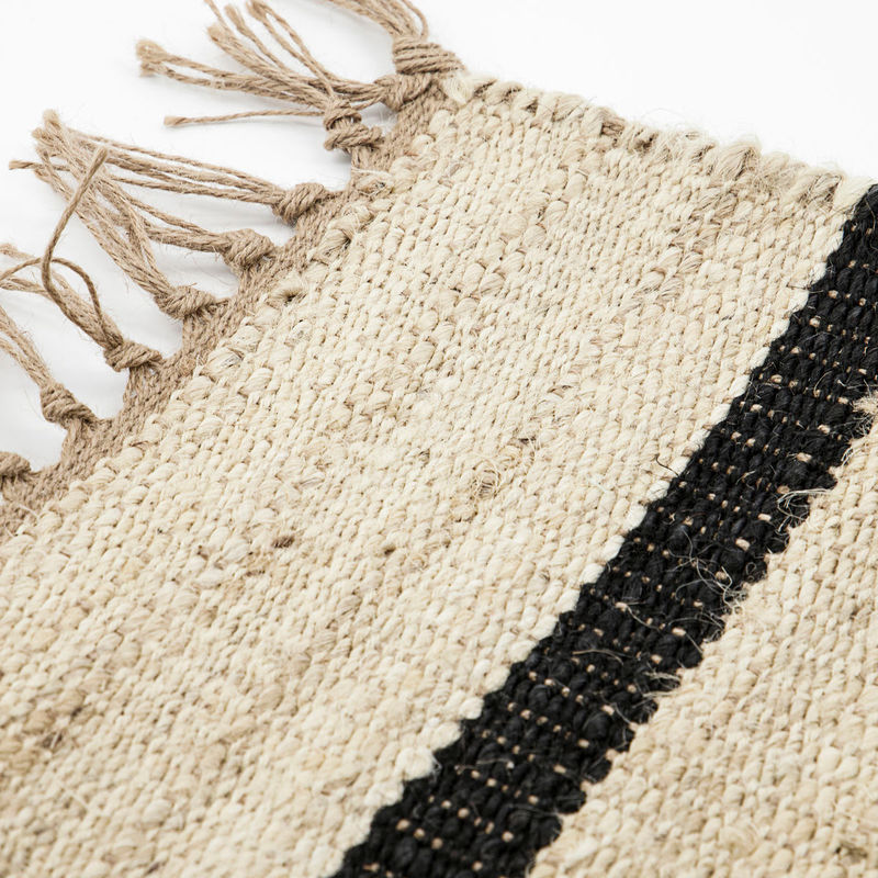 Køb Tæppe Sima Sort/Natural | fra 649,00 | Flere størrelser | Fri fragt over 149 kr. | Hurtig levering | Dag til dag levering | House Doctor, Society of Lifestyle | Tæppe, Jutetæppe, Natur, Sort, Frynser, Tæppe med frynser, Striber, Stribet tæppe, Jute