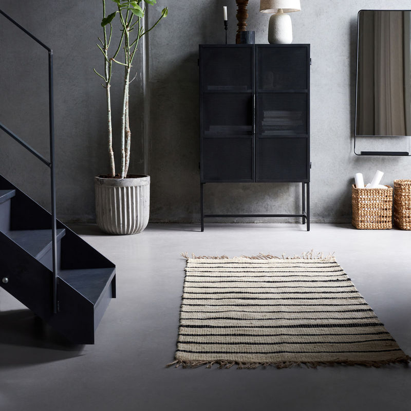 Køb Tæppe Sima Sort/Natural | fra 649,00 | Flere størrelser | Fri fragt over 149 kr. | Hurtig levering | Dag til dag levering | House Doctor, Society of Lifestyle | Tæppe, Jutetæppe, Natur, Sort, Frynser, Tæppe med frynser, Striber, Stribet tæppe, Jute