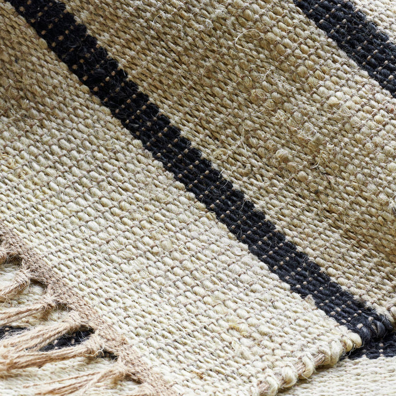 Køb Tæppe Sima Sort/Natural | fra 649,00 | Flere størrelser | Fri fragt over 149 kr. | Hurtig levering | Dag til dag levering | House Doctor, Society of Lifestyle | Tæppe, Jutetæppe, Natur, Sort, Frynser, Tæppe med frynser, Striber, Stribet tæppe, Jute