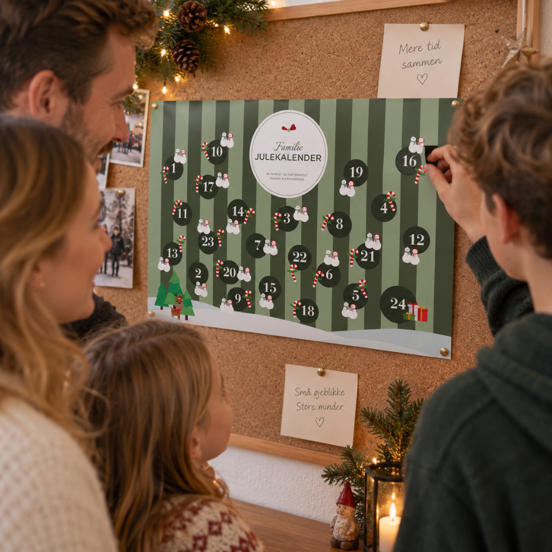 Grøn papir familiejulekalender med 24 nummererede låger og julemotiver