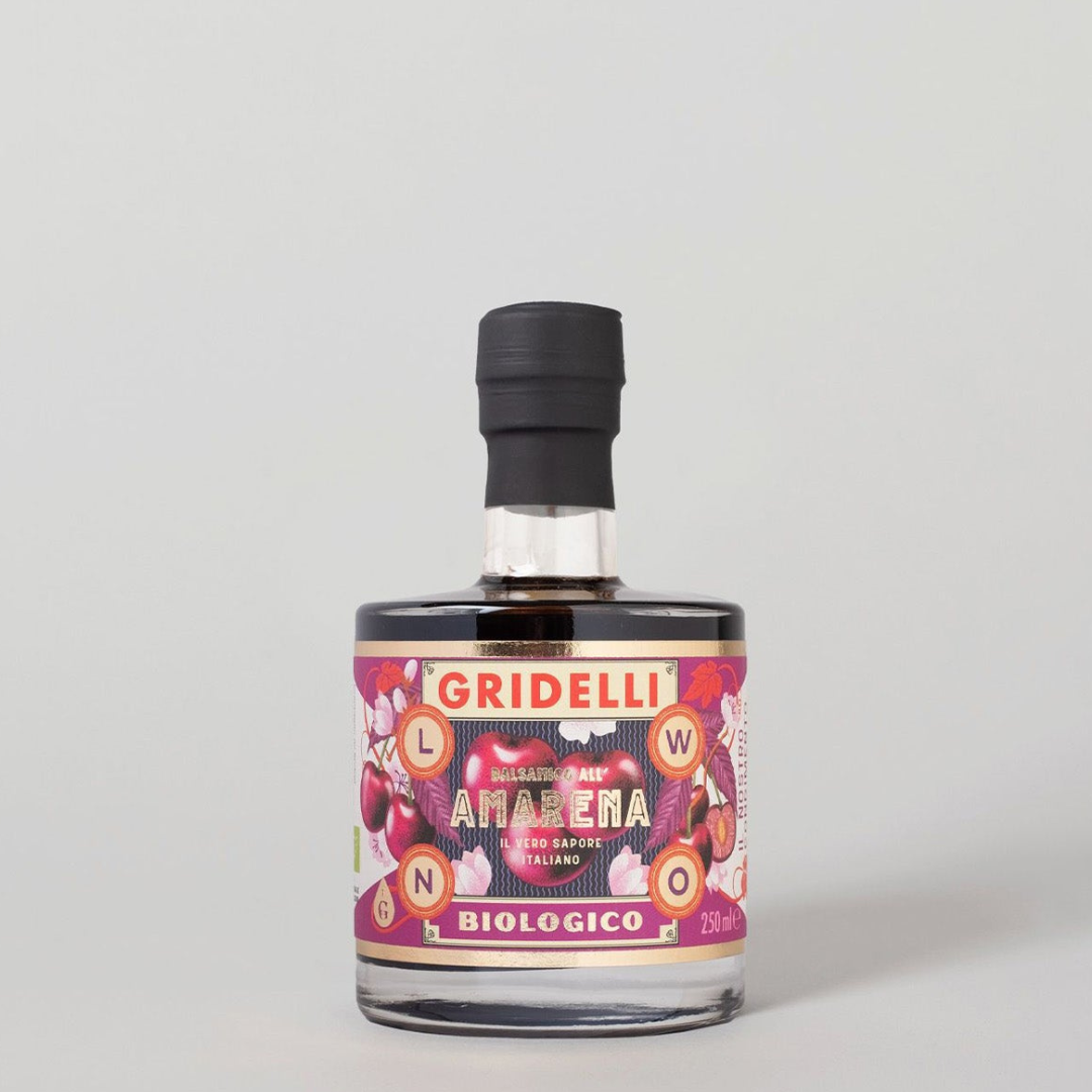 Gridelli balsamicoeddike med kirsebær i klart glasflaske med sort prop og farverig etiket, 250 ml