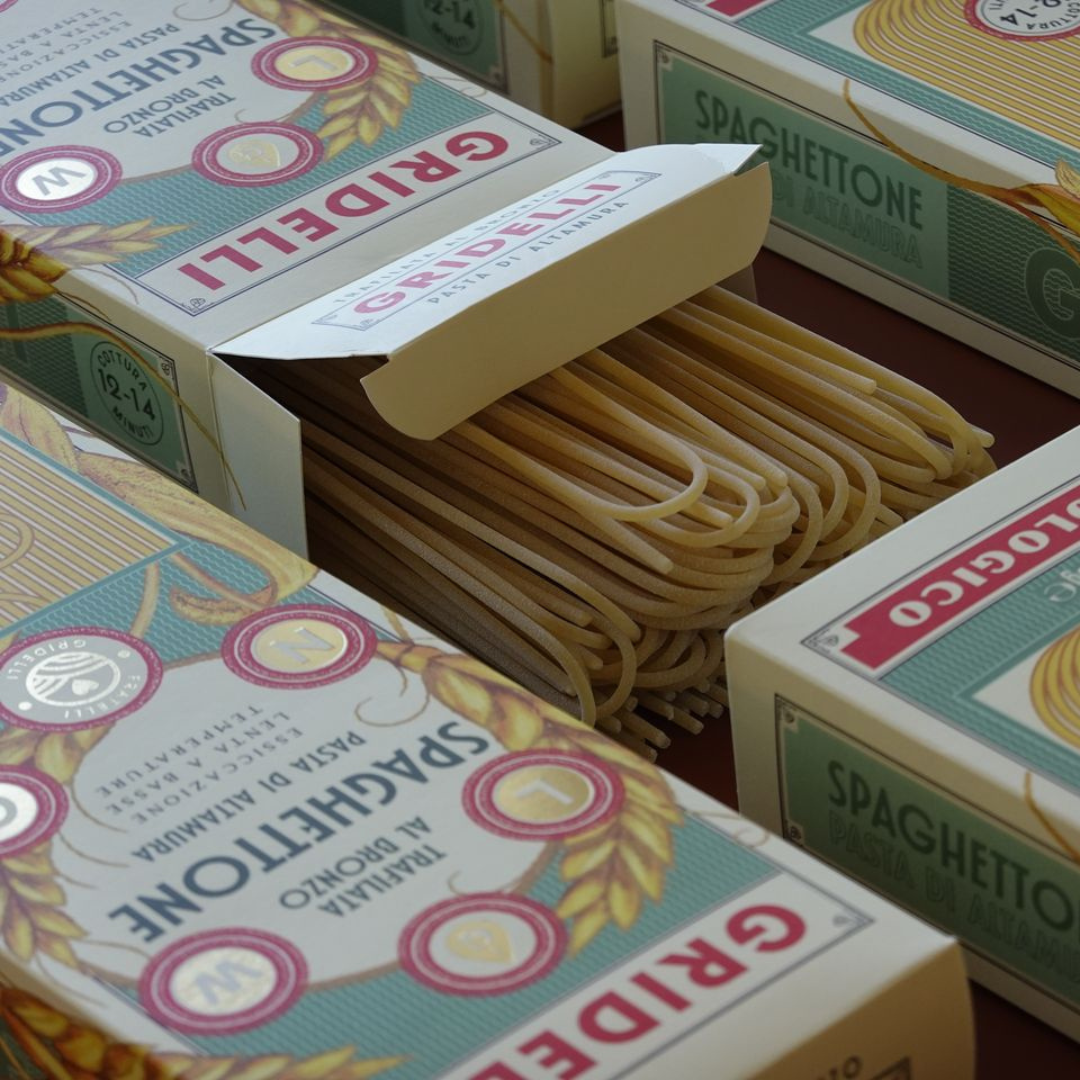 Gridelli Spaghettone pasta i åben æske med synlige tørrede spaghetti og flere lukkede æsker