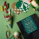 Hattesens Konfektfabrik Julekalender i mørkegrøn æske med farverig lakridskonfekt-illustration