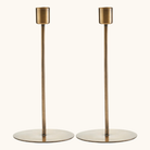 To slanke lysestager i antik messing med rund fod og cylindrisk lysholder i jern