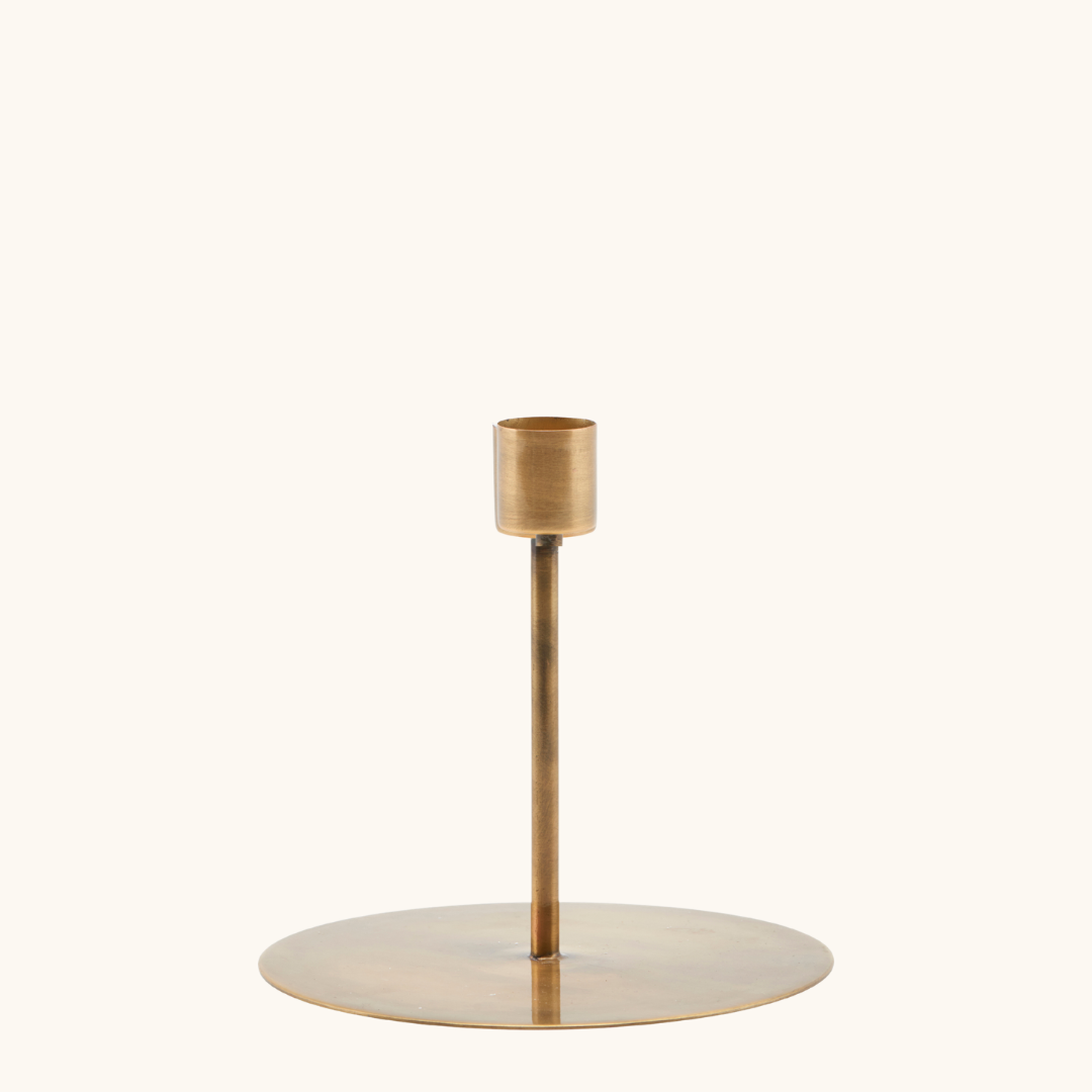 Lysestage i jern med antik messingfinish, rund flad fod og smal stang med cylindrisk lysholder øverst