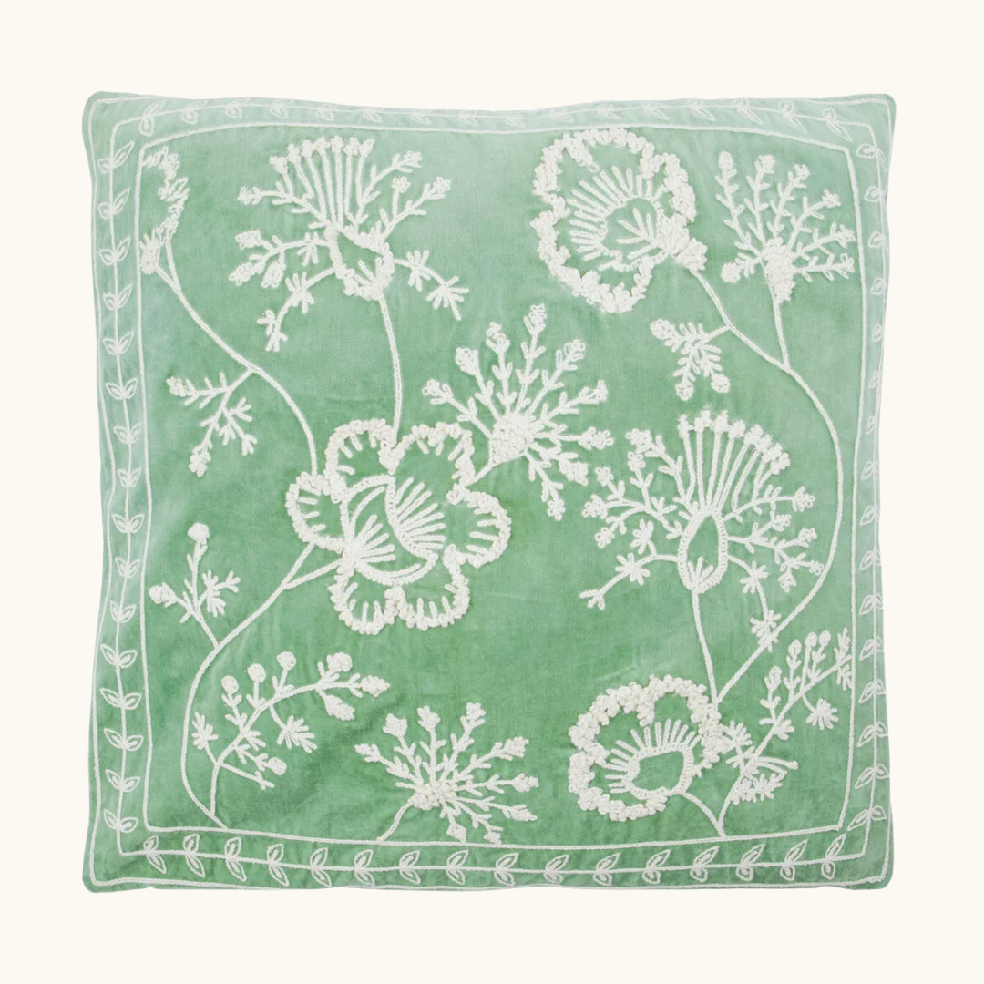 Mintgrønt pudebetræk i bomuldsfløjl med hvidt botanisk kædesømsbroderi af blomster og stilke, 50x50 cm
