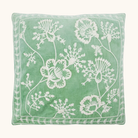 Mintgrønt pudebetræk i bomuldsfløjl med hvidt botanisk kædesømsbroderi af blomster og stilke, 50x50 cm
