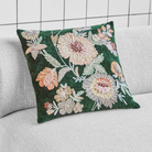 Mørkegrønt pudebetræk med tæt blomsterbroderi i rosa, beige og grønne nuancer