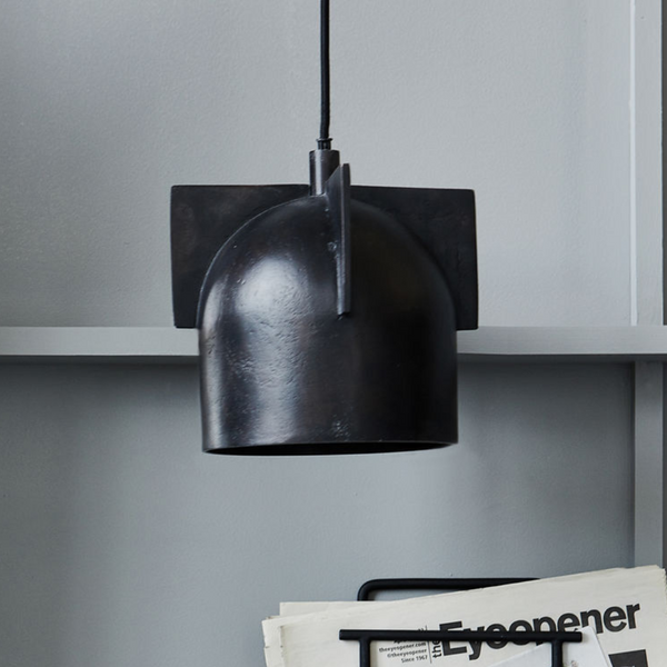 Køb Lampe Akola Bruneret messing | 1.299,00 | Fri fragt over 149 kr. | Hurtig levering | Dag til dag levering | House Doctor, Society of Lifestyle | Pendel, loftlampe, Køkkenlampe, Spisebordslampe, Tidsløst design, Hængelampe, Metal skærm