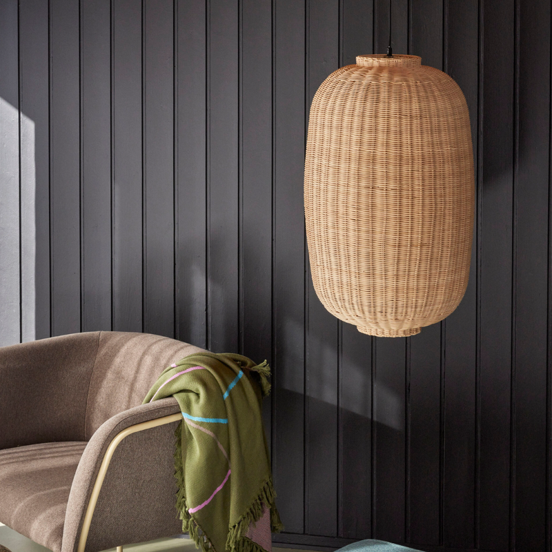 Køb Pendel Chand Oval i rattan | 1.669,00 | Fri fragt over 149 kr. | Hurtig levering | Dag til dag levering | Hübsch | Belysning, Lampe, Flet, Loftlampe, Stofledning, Rød ledning, Skærm, Natur, Flettet