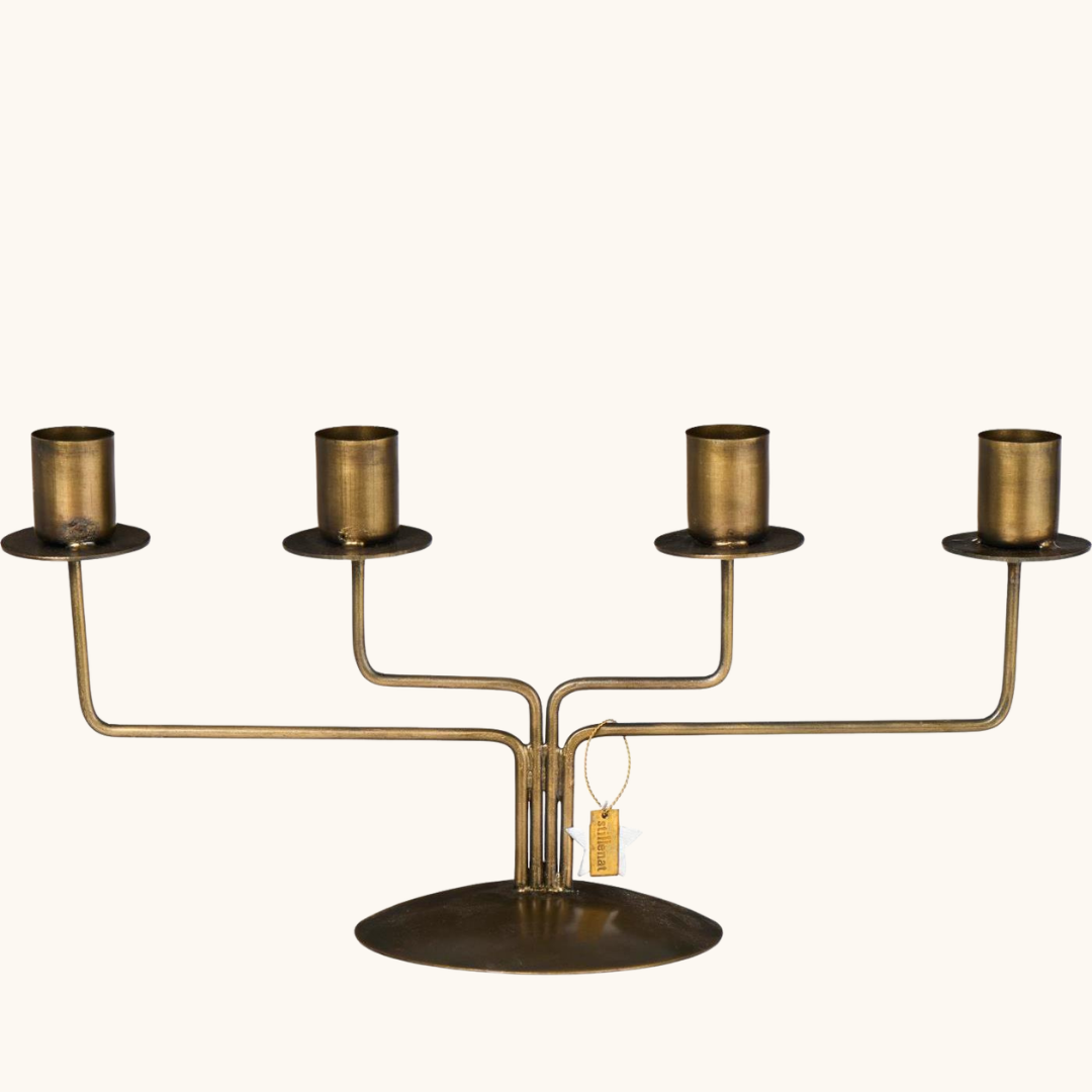 4-armet lysestage i antik messing-farvet metal med oval fod og fire cylindriske lyseholdere