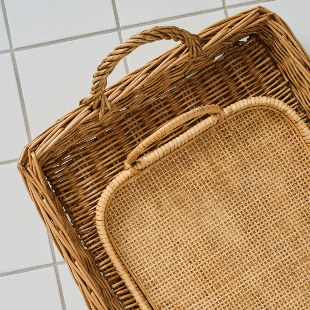 To naturfarvet håndflettet bambusbakker med hanke, aflang form og lav kant