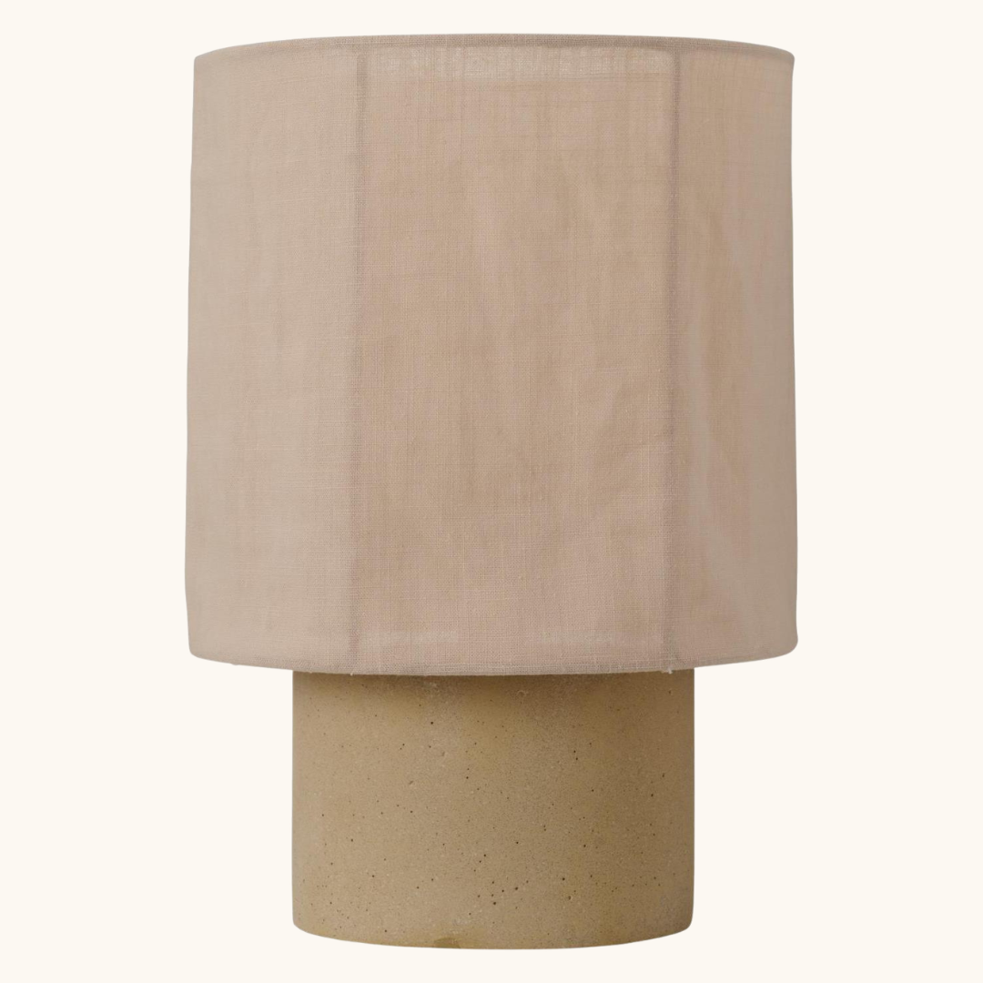 Lille bordlampe med hørfarvet cementfod og rund tekstilskærm i beige