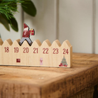 Naturfarvet julekalender i MDF med nisefigur og tal 18-24 i rødt