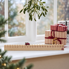 Naturfarvet MDF julekalender med tal 1-24 og rød ladbil med juletræ som figur