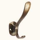 Dobbelt metalknage i antik messing med buet, klassisk design og to kroge