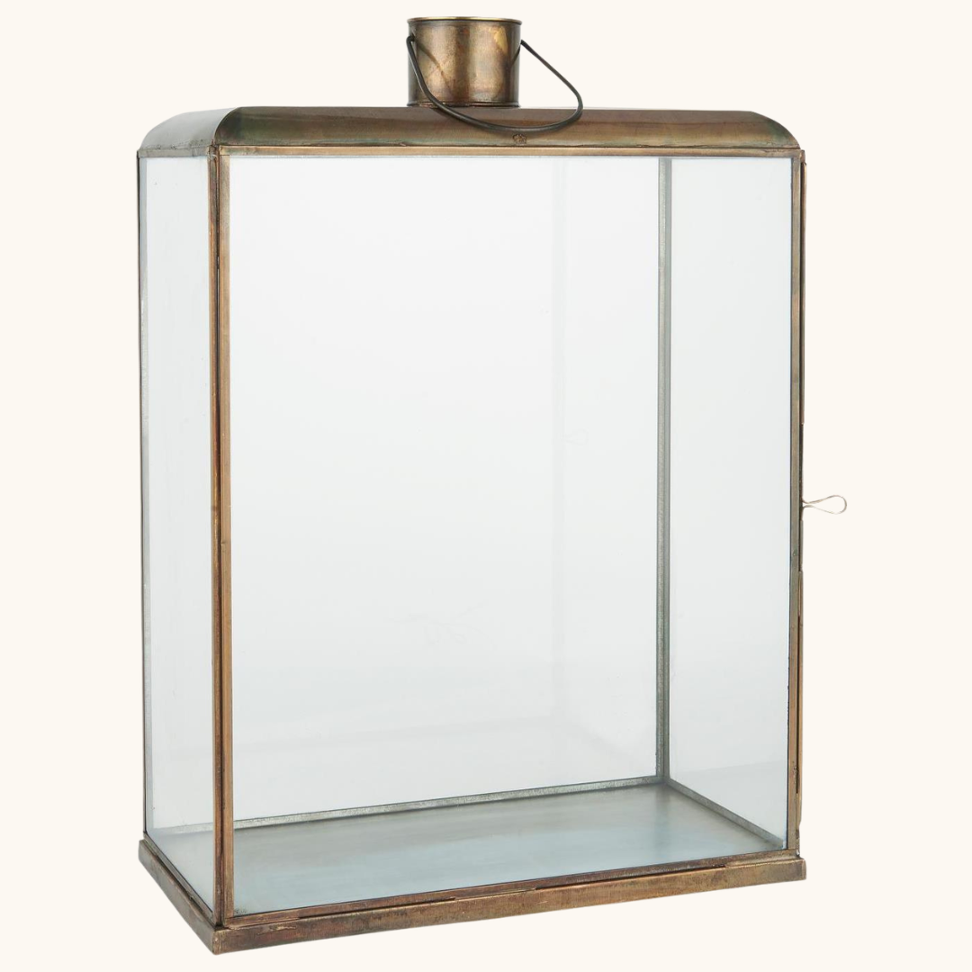 Aflang lanterne i antik messing med klare glassider, afrundet tag og hank