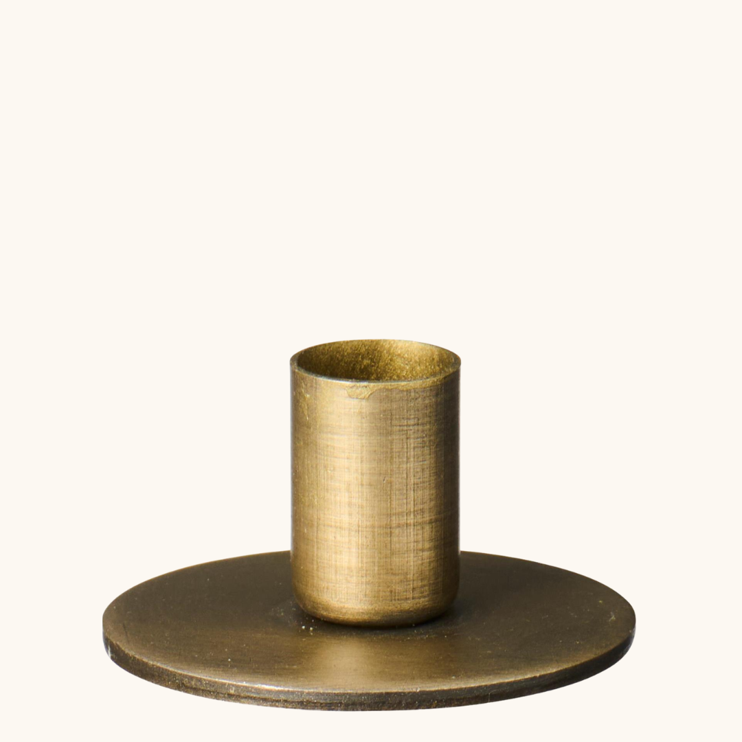 Lav lysestage i antik messing med cylindrisk holder og rund flad fod