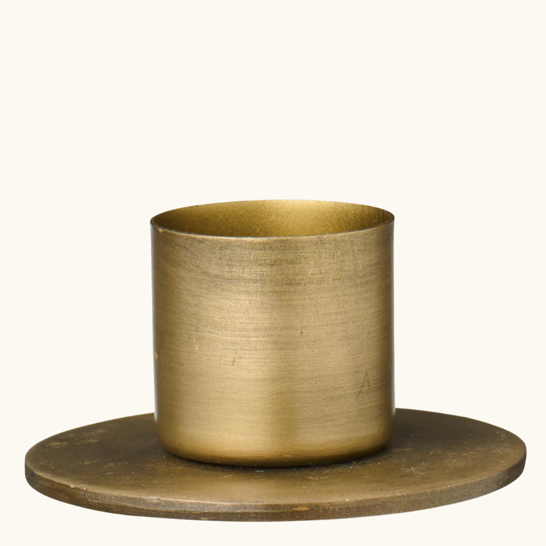 Cylindrisk lysestage i antik messing med flad rund fod