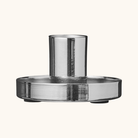 Sølvfarvet lysestage i aluminium med bred rund skål og cylindrisk lysholder