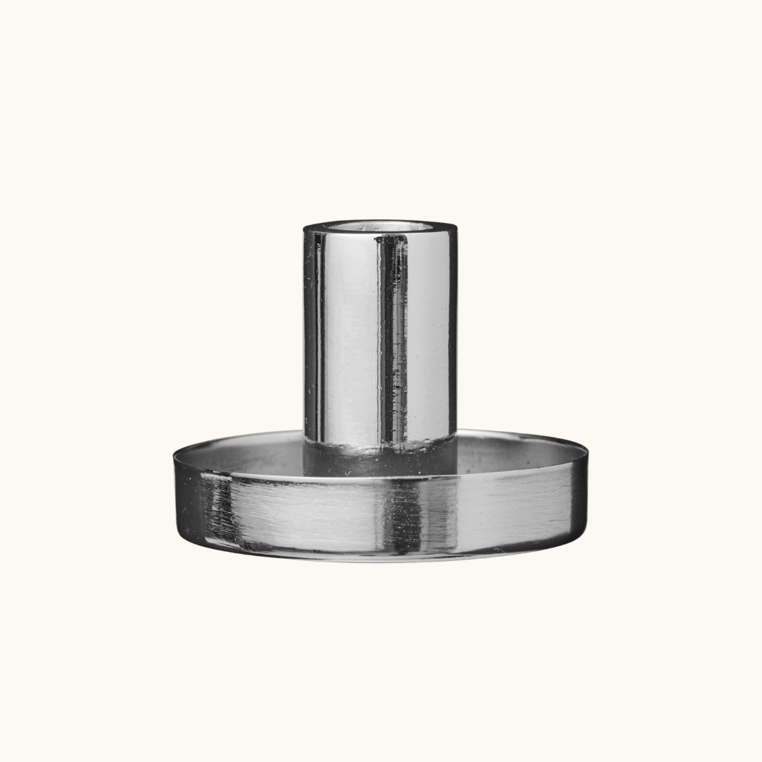 Lav sølvfarvet lysestage i aluminium med bred rund skål og cylindrisk lysholder