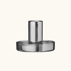 Lav sølvfarvet lysestage i aluminium med bred rund skål og cylindrisk lysholder