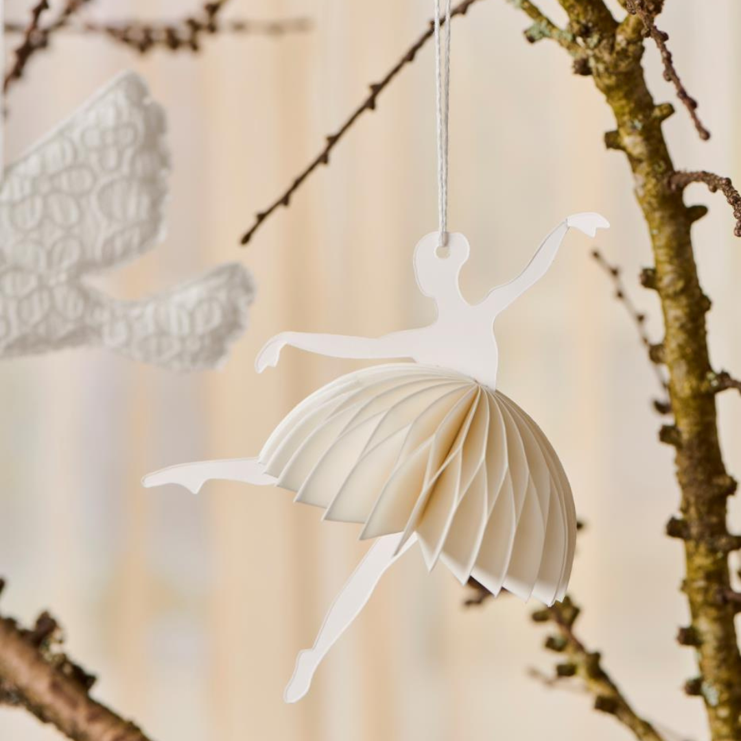 Hvid papir ballerina ophæng med foldet 3D-kjole, hængende i snor