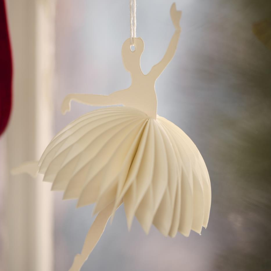 Hvid papirballerina med foldet 3D-skørt, hængende i snor