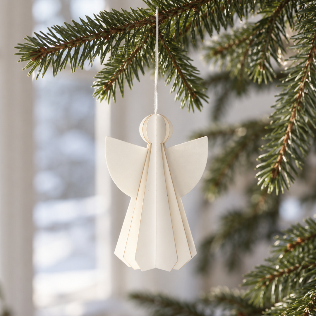 Hvid 3D papirengel med foldede vinger og rund halo, hængt op i juletræ