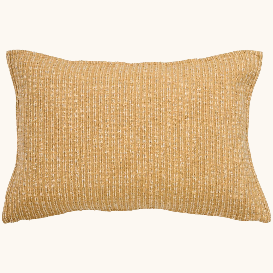 Mustard pudebetræk 40x60 cm med tekstureret stribemønster i off white