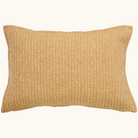 Mustard pudebetræk 40x60 cm med tekstureret stribemønster i off white