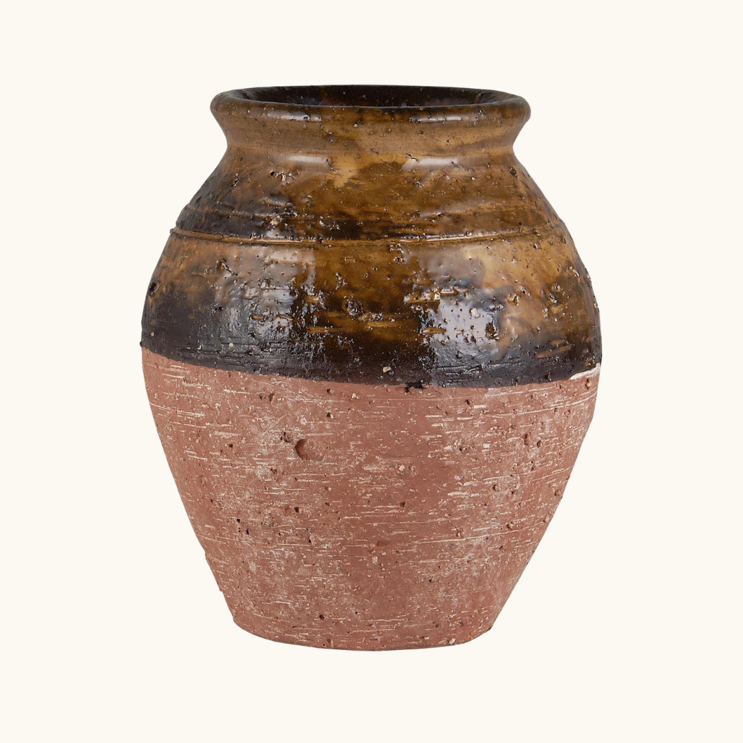 Keramikvase med brun-sort glasur øverst og ubehandlet terracotta-overflade nederst