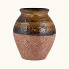 Keramikvase med brun-sort glasur øverst og ubehandlet terracotta-overflade nederst