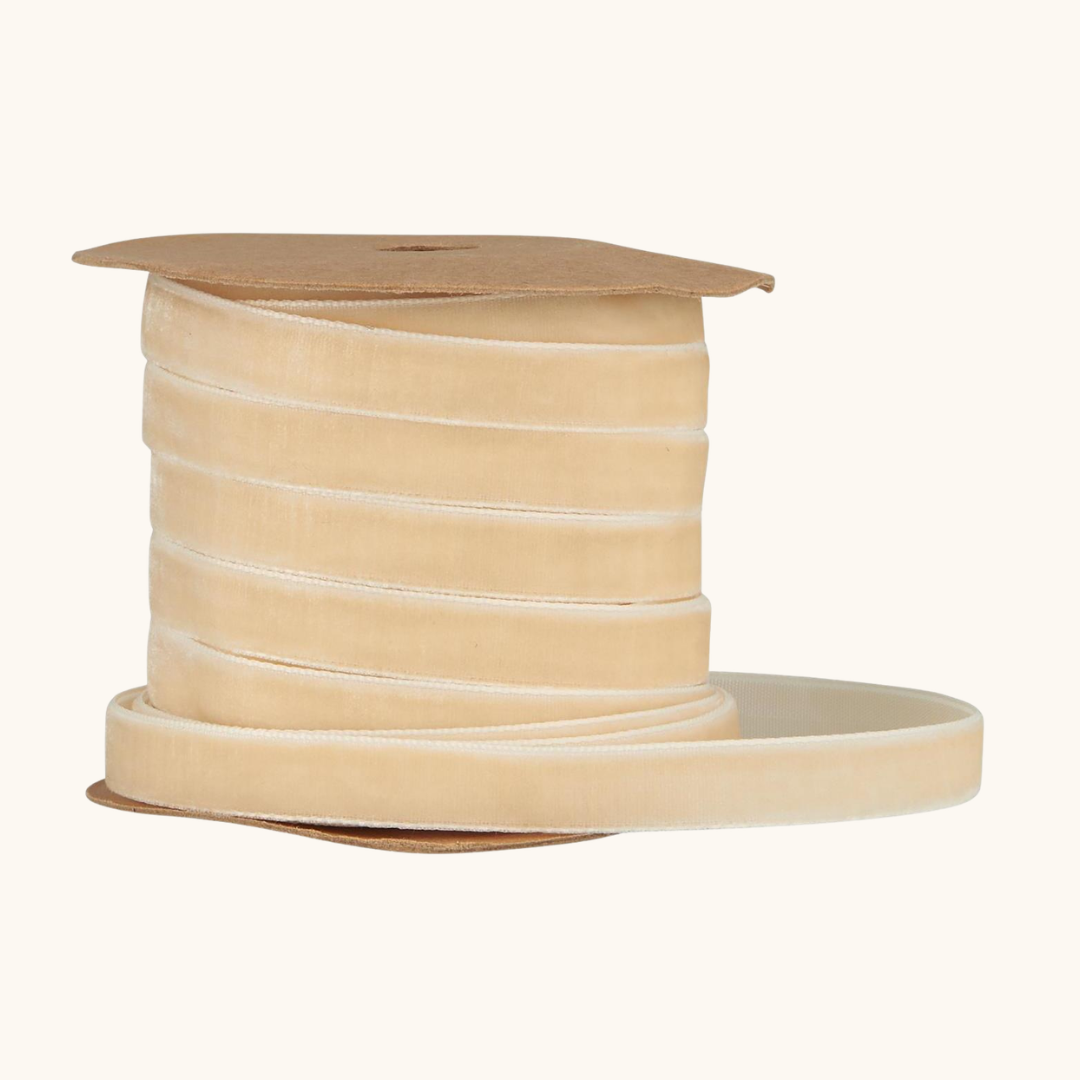 Cremefarvet polyester velourbånd på kartonspole, 1 cm bredt, 10 meter