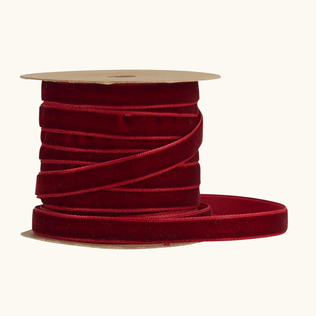 Bordeaux velourbånd i polyester på brun papspole, 1 cm bredt