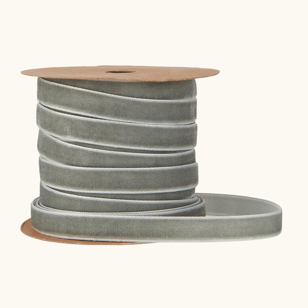 Gråt polyester velourbånd på brun papspole, 10 meter