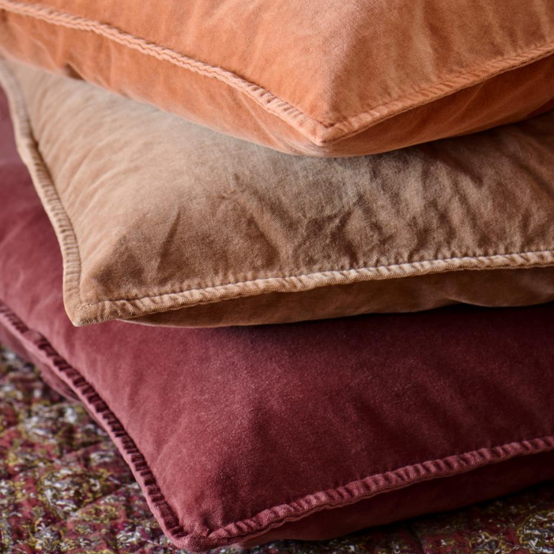 Tre stablede pudebetræk i bomuldsvelour i farverne dusty plum, truffle og sienna