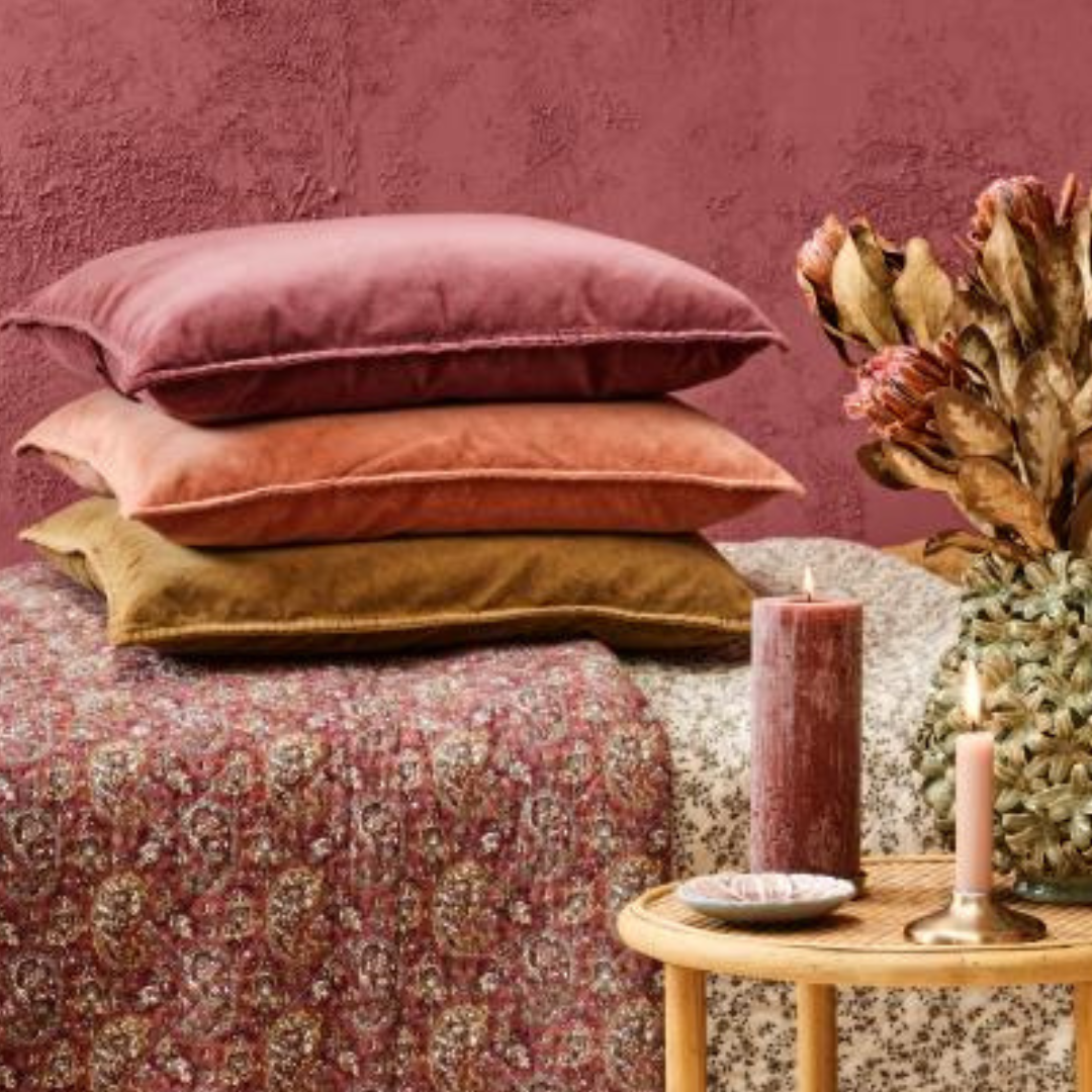 Tre stablede pudebetræk i bomuldsvelour i dusty plum, sienna og ochre green