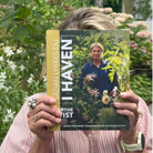 Indbundet havebog med grøn og guldfarvet forside med titlen Sådan lykkes du i haven