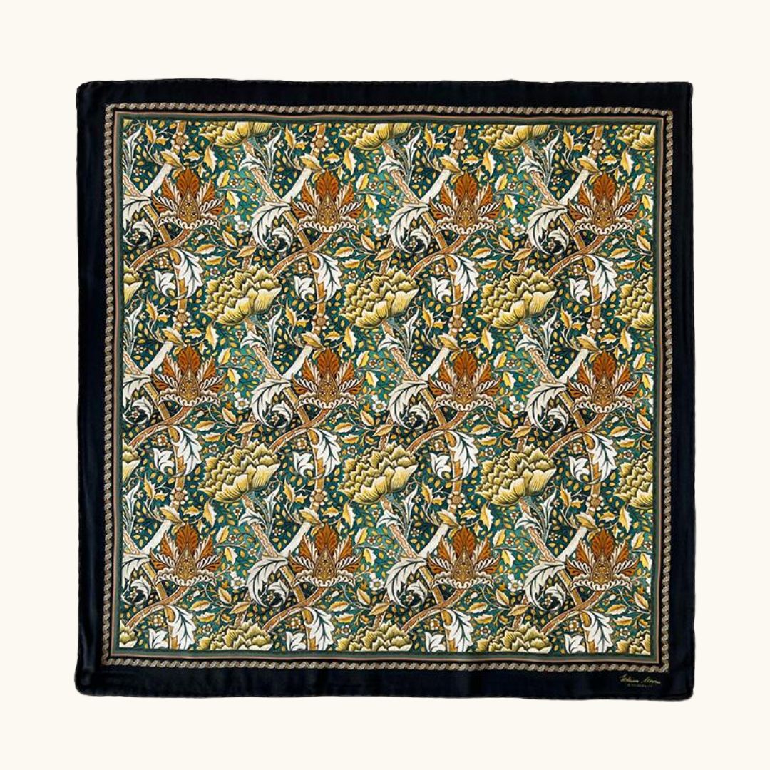 Grønt silketørklæde med William Morris blomstermønster i guld og brun med sort kant