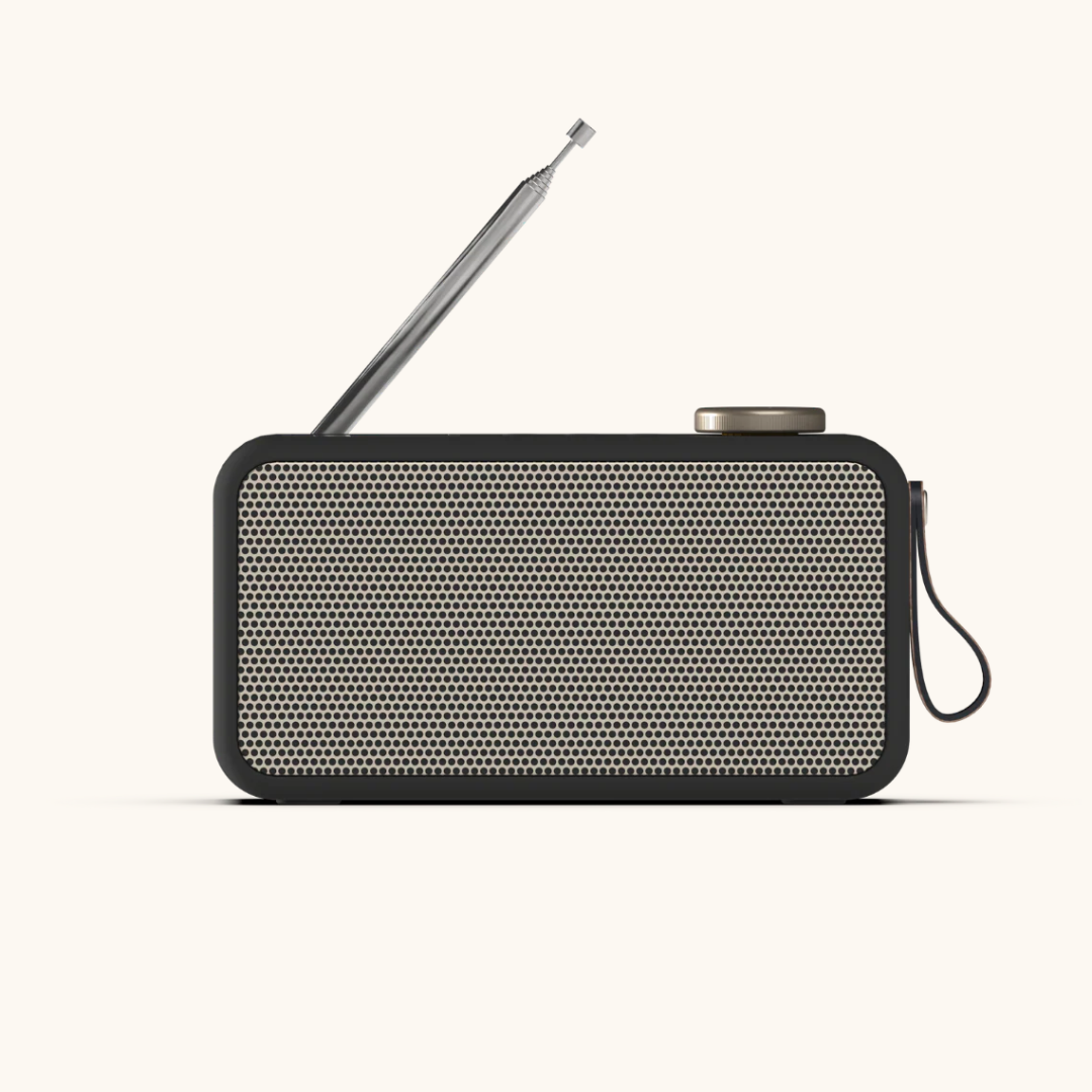 Sort DAB+ radio i retrodesign med beige perforeret front, udtrukket antenne og bæresnor