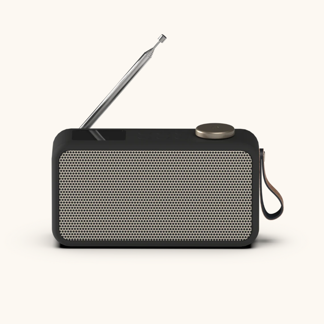 Sort DAB+ radio med beige metalnet, sølv antenne og brun læderrem