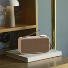 Lyserød DAB+ radio med metalnet-gitter, antenne og rund volumenknap i retrodesign