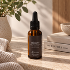 Micare Timeless Cedar æterisk olie i ravfarvet glasflaske med sort pipettelåg, 30 ml